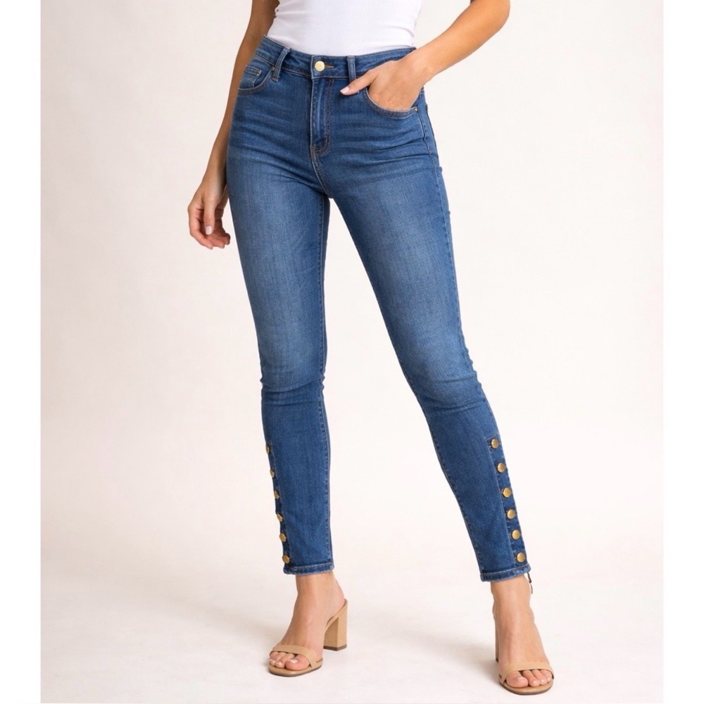 Chico’s Pull On Jegging Ankle Jeans with Brass Button Cuffs Chico’s Size 1 = 8